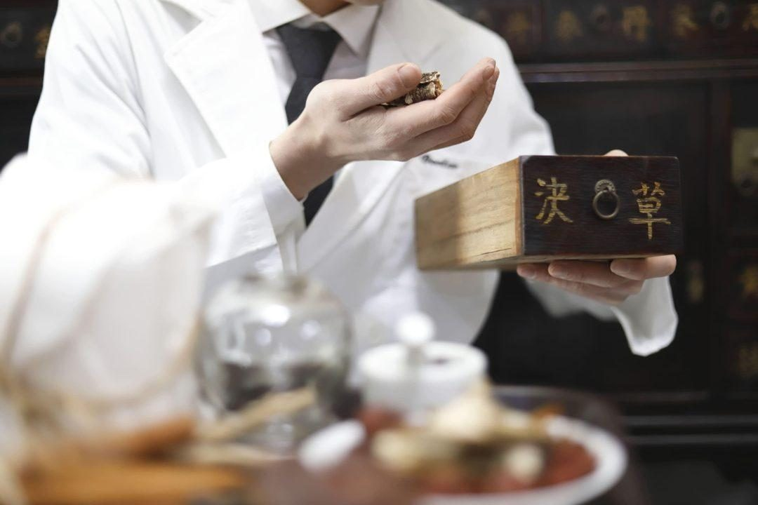 뭉친 어깨, 뻣뻣한 목! 통증 잡는 한방치료의 비밀